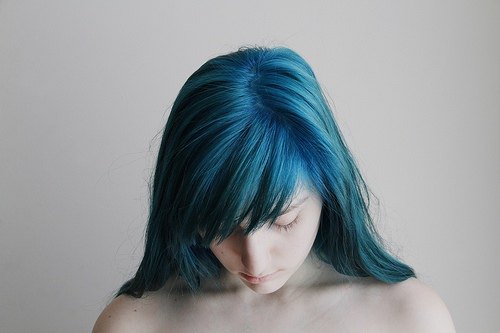 Женщина с голубыми волосами мнет сиськи с пирсингом