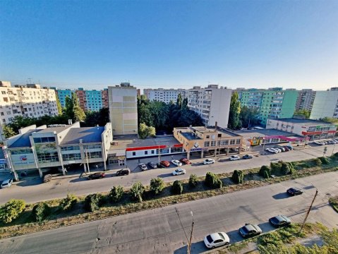 2-к квартира, 9/10 эт., 52м²